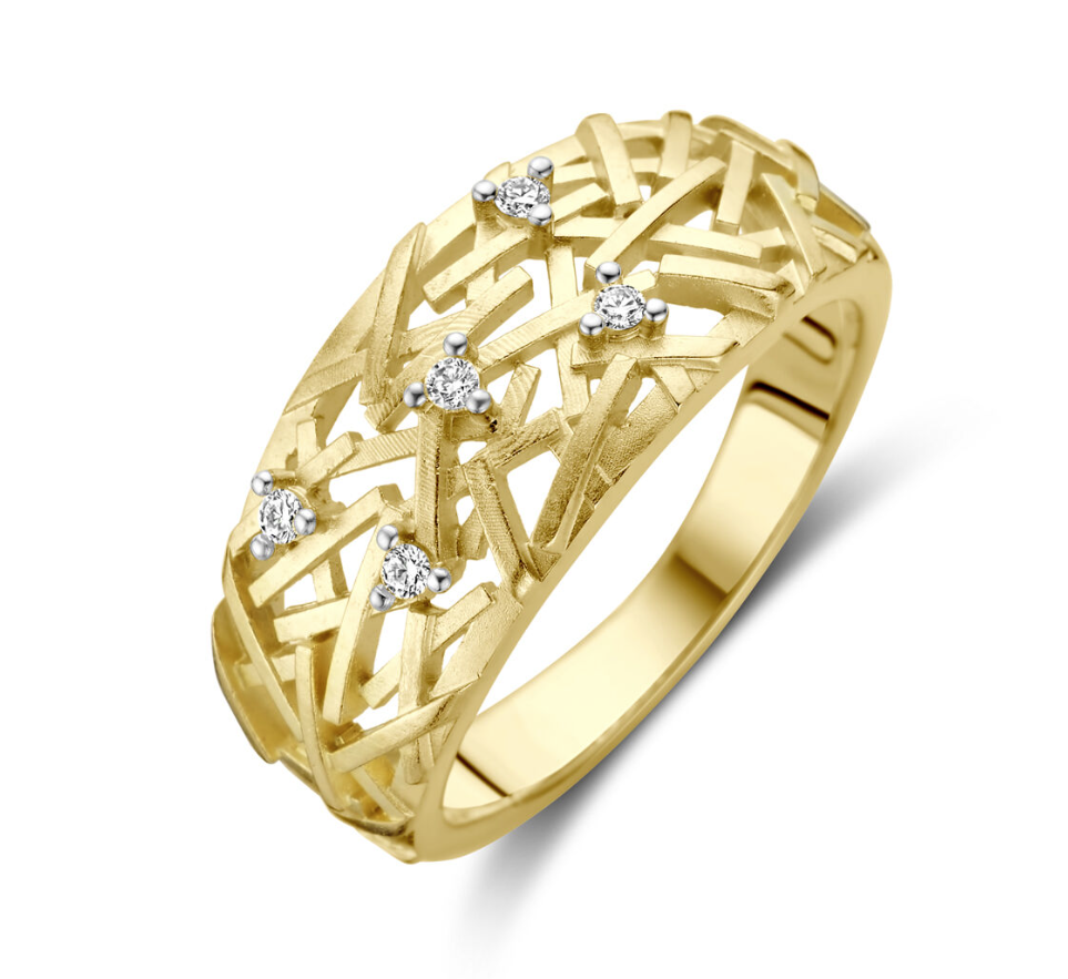 14k krt Geelgouden ring uitgevoerd met briljant geslepen diamant. De ring heeft een breedte van 9 mm. Het briljant gewicht is 0.06crt. H/SI. The House Off Collectie.